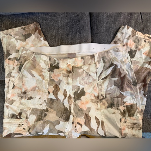 Chico's tan, peach, cream floral cargo capri Pants size 3 (16) Great Condition - Picture 5 of 7